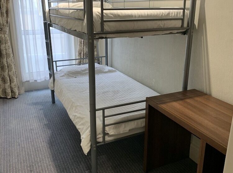 חדר משפחתי, The Trouville Bournemouth