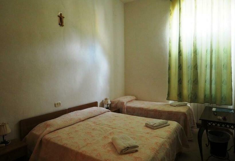 اتاق استاندارد سه نفره, Residenza Pitigliano Gens Petilia   Nuova Gestione