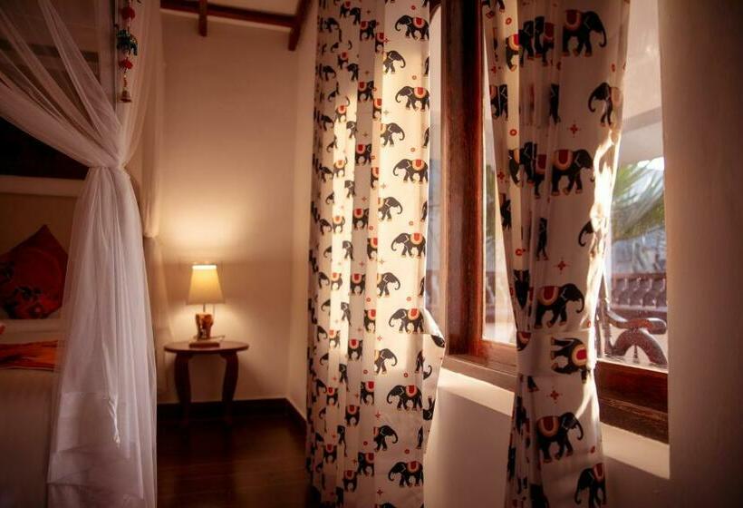 クラブルーム, Tuskers Hill By Poppys Anaikatti