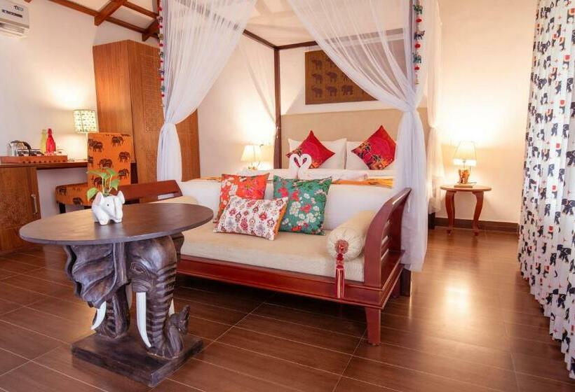 クラブルーム, Tuskers Hill By Poppys Anaikatti