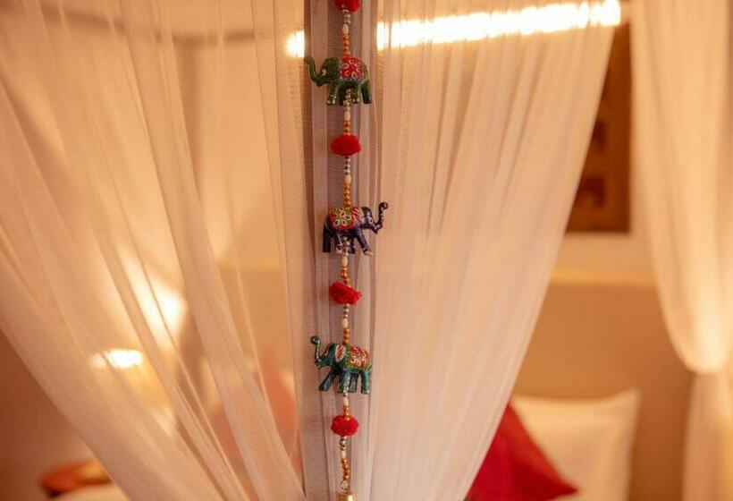 クラブルーム, Tuskers Hill By Poppys Anaikatti