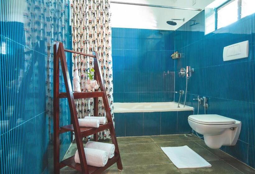 クラブルーム, Tuskers Hill By Poppys Anaikatti