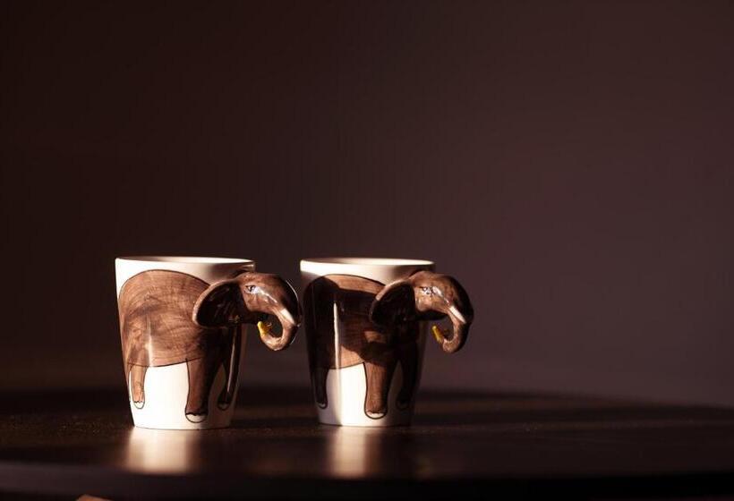 クラブルーム, Tuskers Hill By Poppys Anaikatti