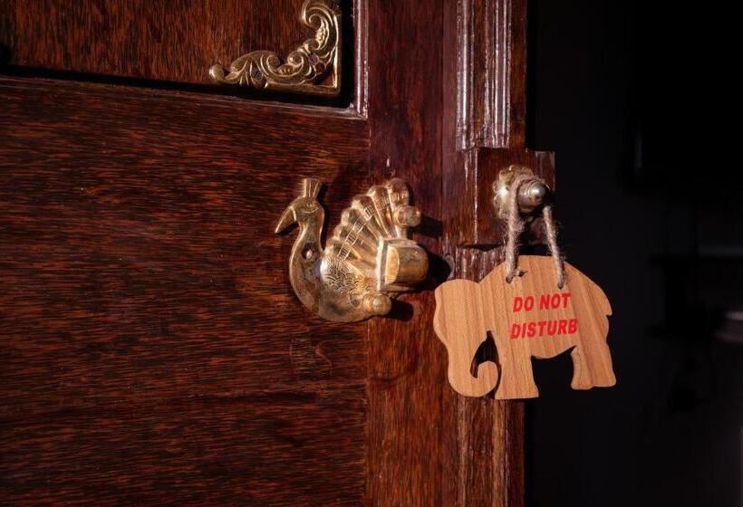 キャビン, Tuskers Hill By Poppys Anaikatti