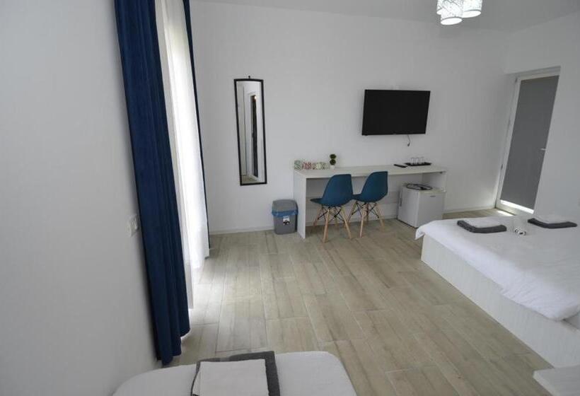 חדר סטנדרט לשלושה עם מרפסת, Glow Guesthouse Costinesti