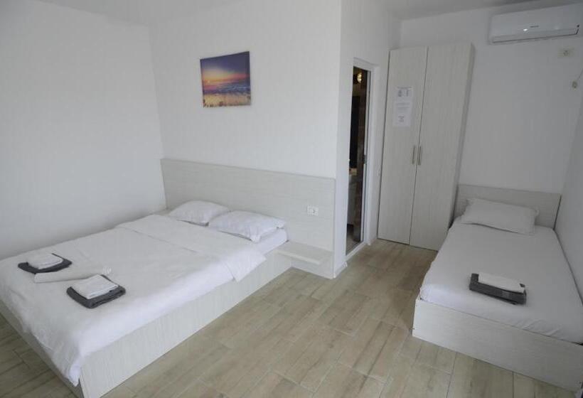 اتاق استاندارد سه تخته با بالکن, Glow Guesthouse Costinesti