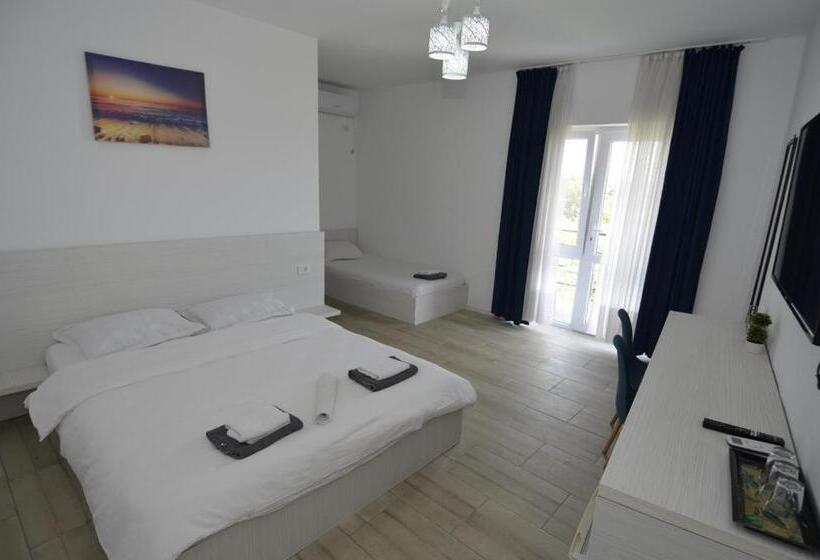 חדר סטנדרט לשלושה עם מרפסת, Glow Guesthouse Costinesti