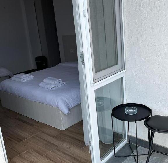 اتاق استاندارد سه تخته با بالکن, Glow Guesthouse Costinesti