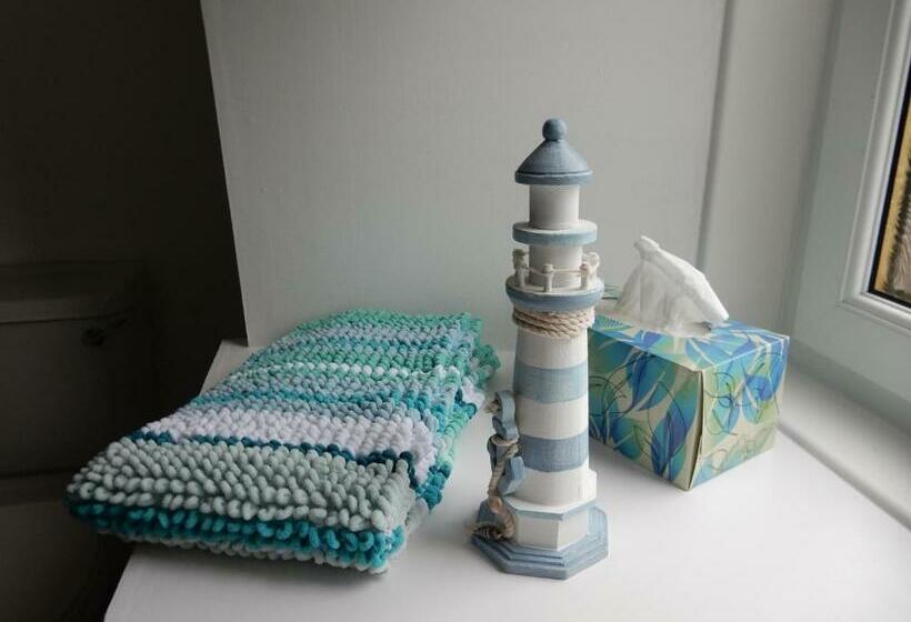 带大床的标准间, Cardinals Folly