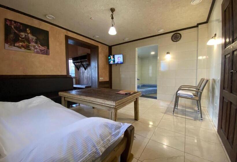 اتاق خانوادگی, Ness готельно ресторанний комплекс