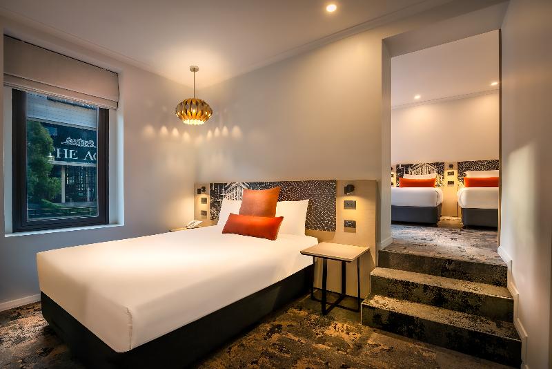 家庭间, Batman's Hill On Collins