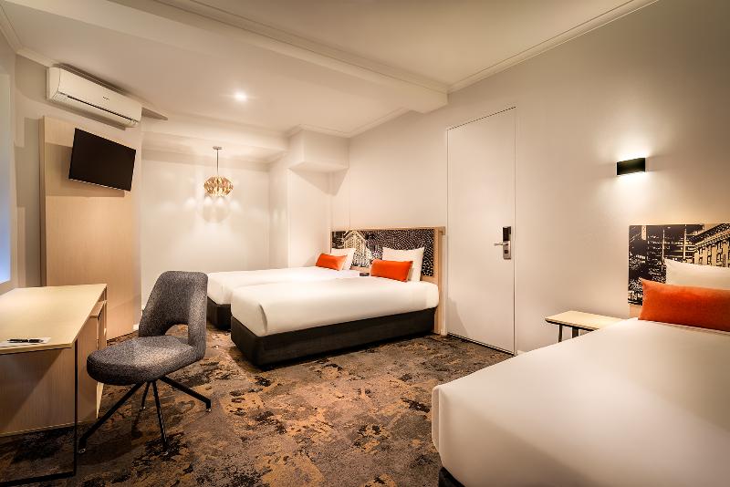 标准三人间, Batman's Hill On Collins