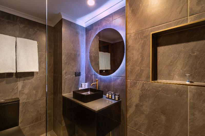 高级客房, Batman's Hill On Collins