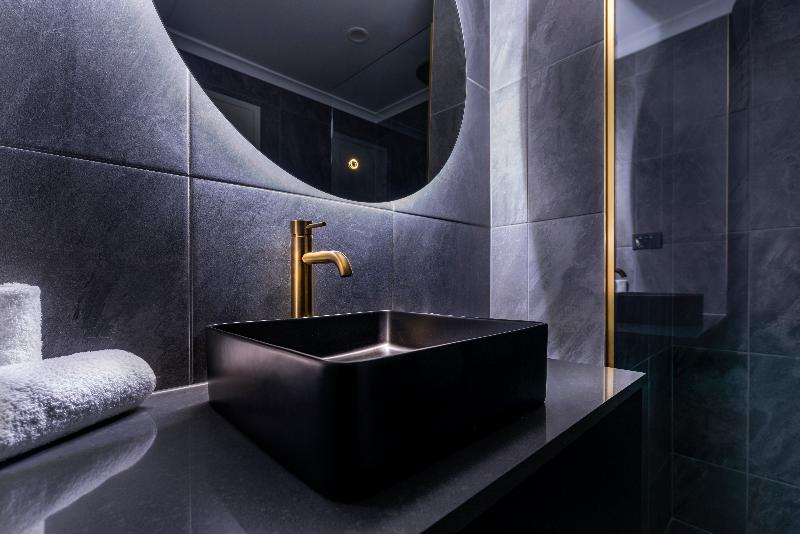 高级客房, Batman's Hill On Collins