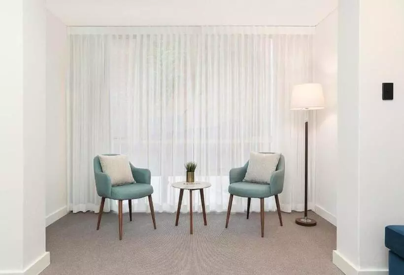 スタンダードスタジオ, Killara Hotel & Suites