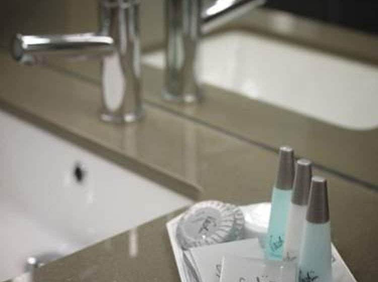 اتاق استاندارد, Lakeside Hotel And Conference Centre