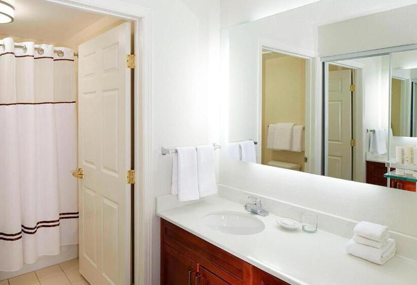 带大床的标准工作室, Residence Inn Milwaukee Downtown