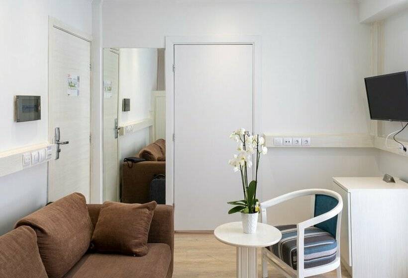 ジュニアスイート, Athens Cypria