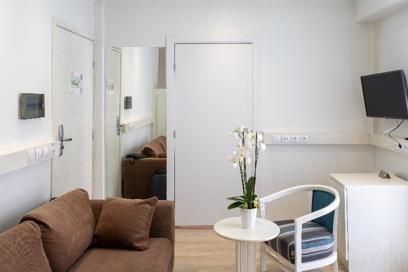 ジュニアスイート, Athens Cypria