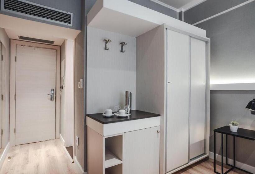 エコノミールーム, Athens Cypria