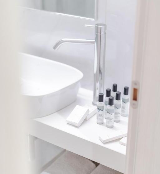 エコノミールーム, Athens Cypria