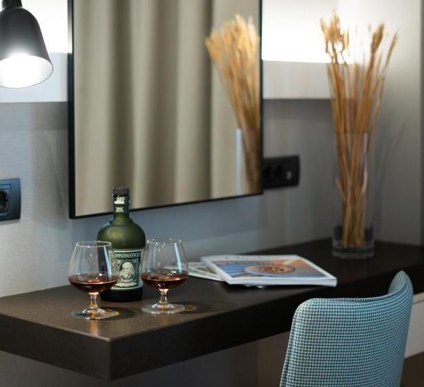 エコノミールーム, Athens Cypria