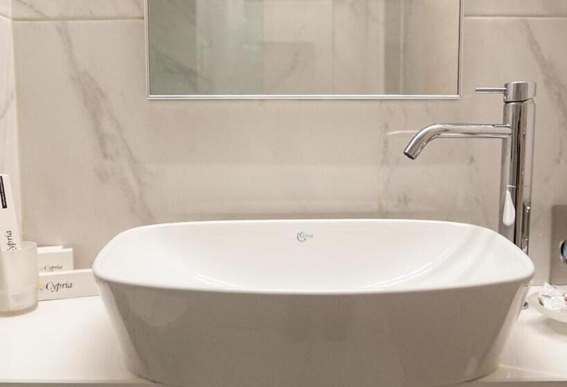 エグゼクティブ ルーム、眺望あり, Athens Cypria