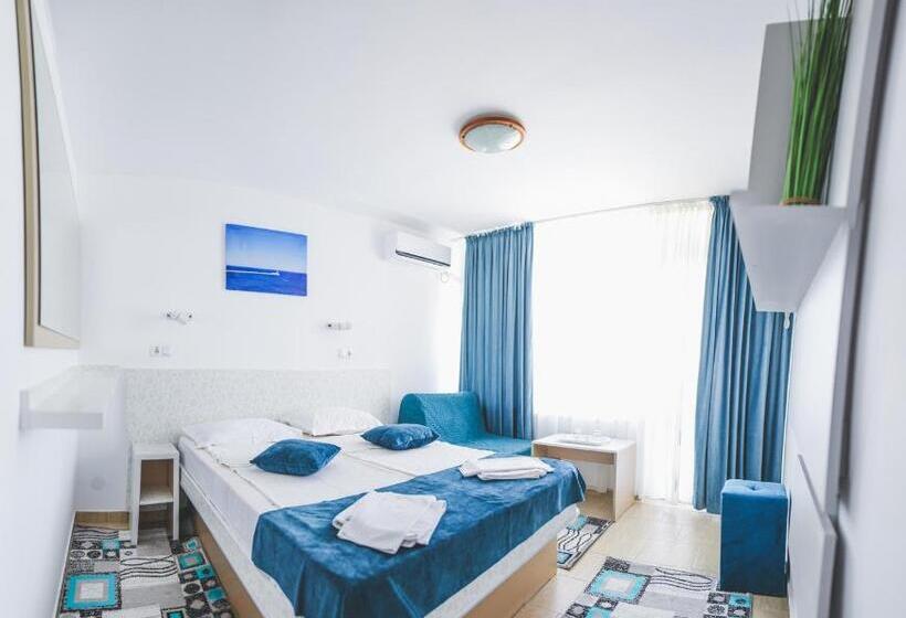 غرفة قياسية مزوَّدة بشُرفة, Carmen Azzuro