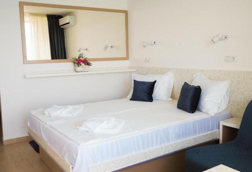 غرفة قياسية مزوَّدة بشُرفة, Carmen Azzuro