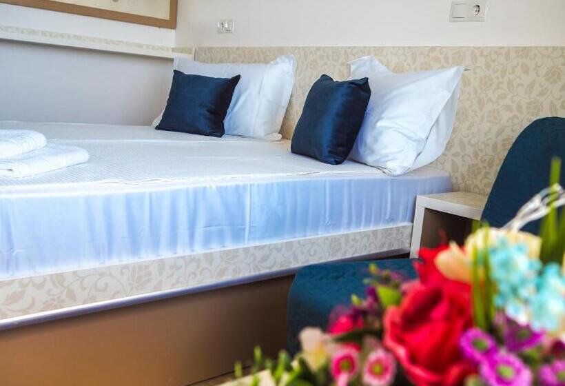 غرفة قياسية مزوَّدة بشُرفة, Carmen Azzuro