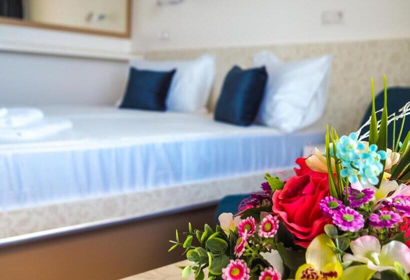 غرفة قياسية مزوَّدة بشُرفة, Carmen Azzuro