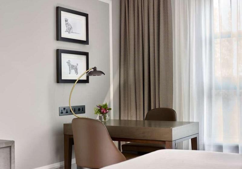 חדר קלאב, Hyatt Regency London The Churchill