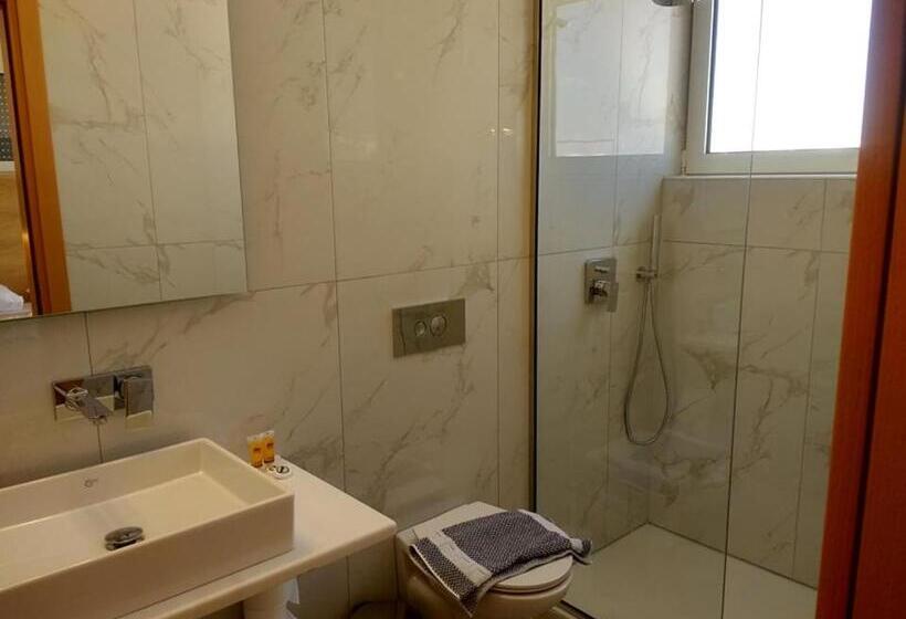 수피리어 룸, International