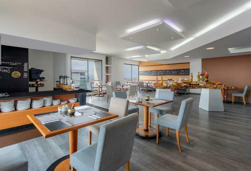 带大床的俱乐部房间, Sheraton Bogota