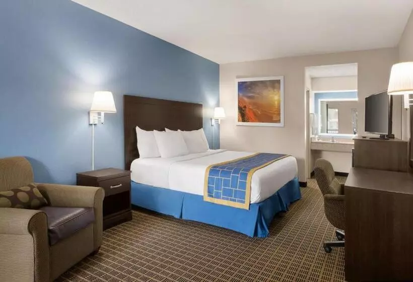 キングサイズベッドのスタンダードルーム, Days Inn & Suites By Wyndham Savannah Midtown