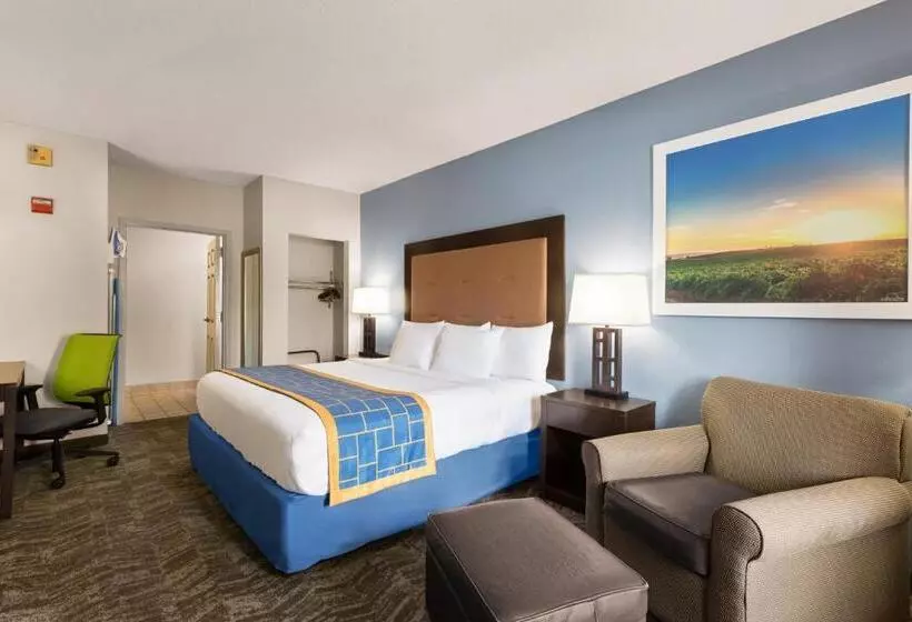 キングサイズベッドのスタンダードルーム, Days Inn & Suites By Wyndham Savannah Midtown
