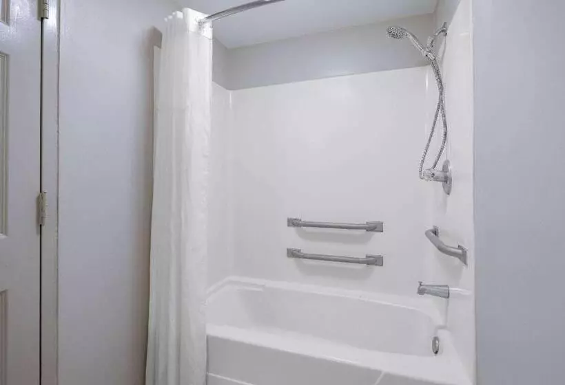 キングサイズベッドのスタンダードルーム, Days Inn & Suites By Wyndham Savannah Midtown