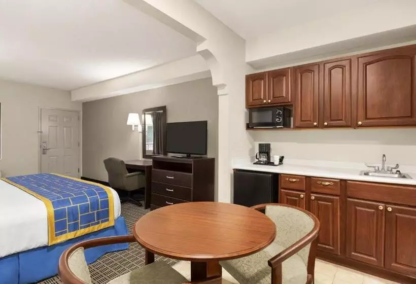 キングサイズベッドのデラックススイート, Days Inn & Suites By Wyndham Savannah Midtown