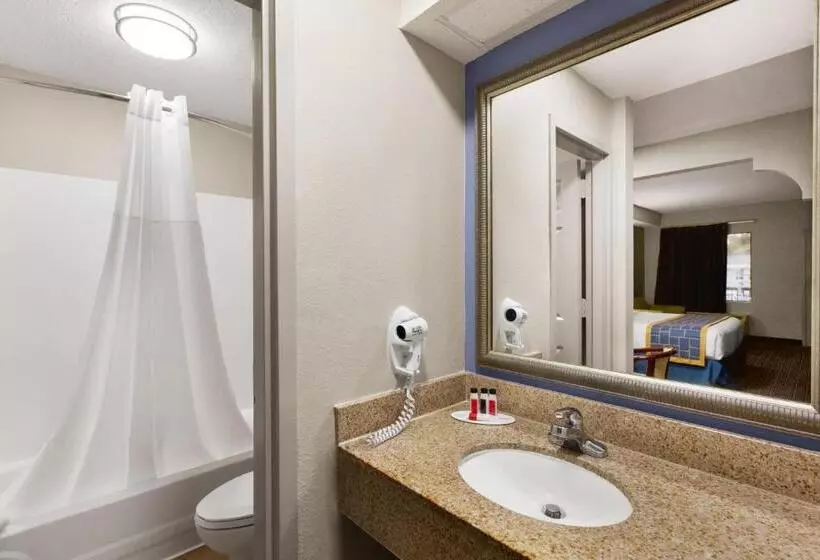 キングサイズベッドのデラックススイート, Days Inn & Suites By Wyndham Savannah Midtown
