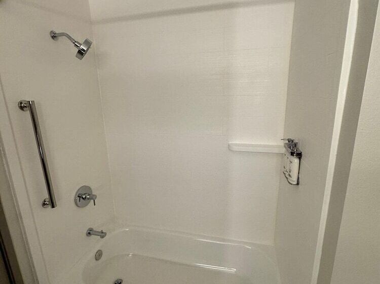 جناح, Holiday Inn Express & Suites Port Washington, An Ihg