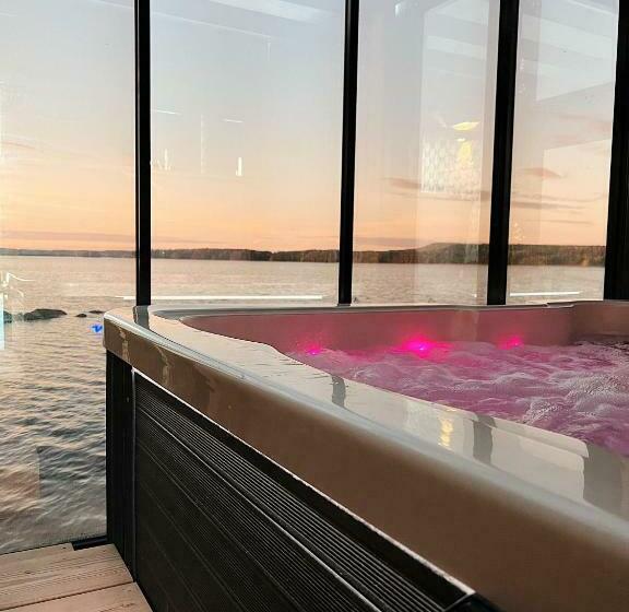 סוויטה, Lake Hotel Lehmonkärki   Haasi Mirror Houses