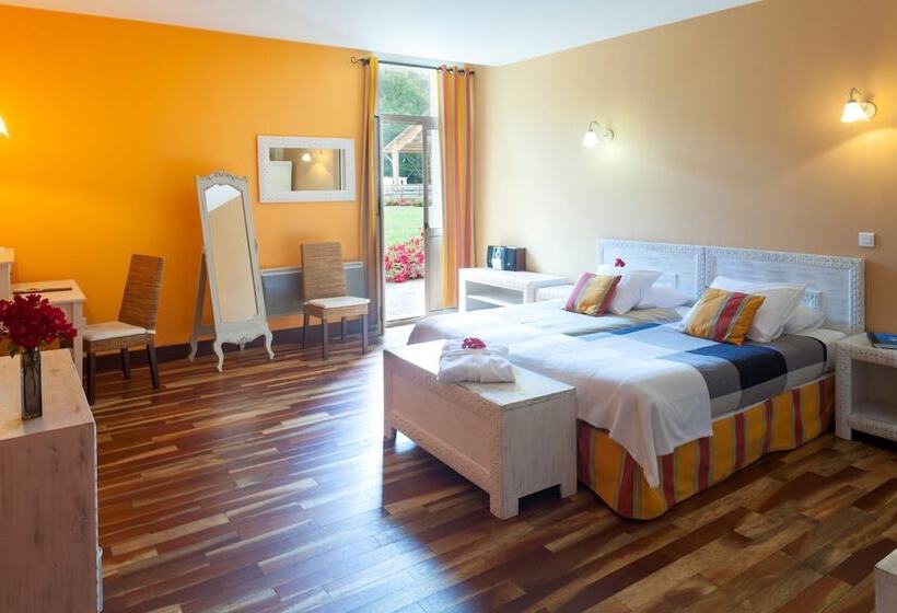 חדר משפחתי, Auberge Du Manet