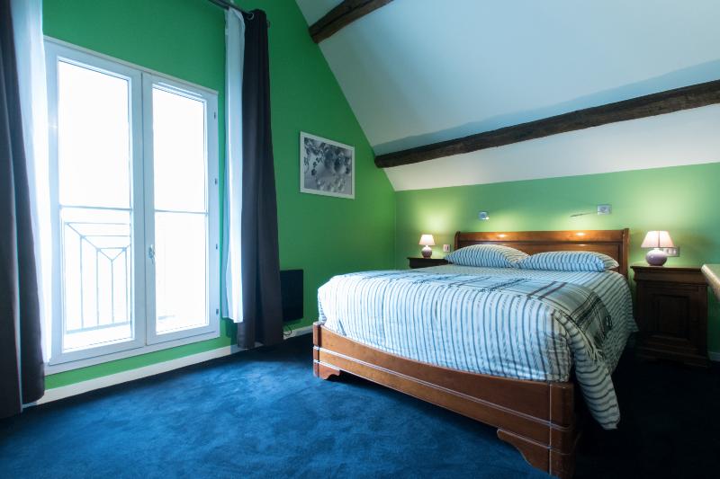 חדר משפחתי, Auberge Du Manet