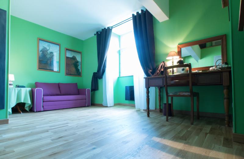 חדר משפחתי, Auberge Du Manet