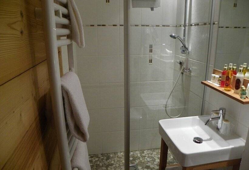 חדר בסיסי, Carlina