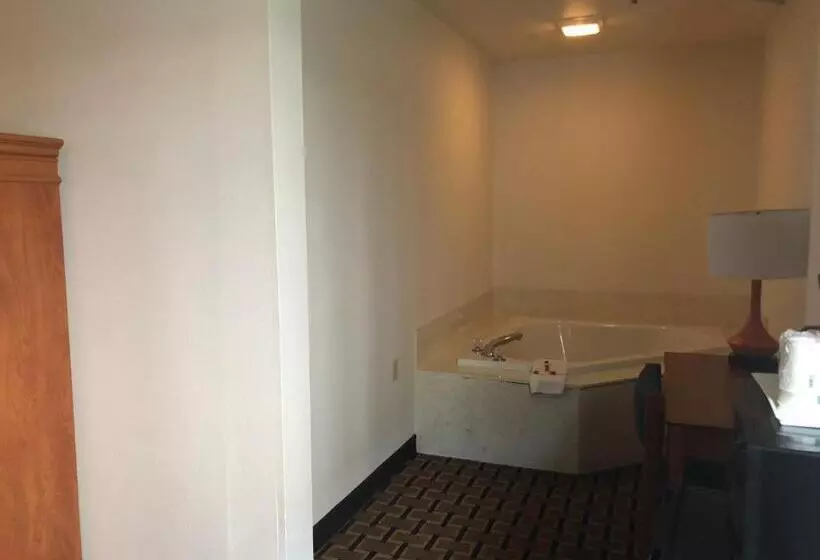 キングサイズベッドのスイートルーム, Howard Johnson By Wyndham Airport