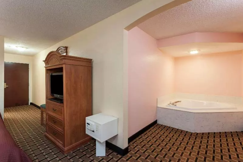 キングサイズベッドのスタンダードルーム, Howard Johnson By Wyndham Airport