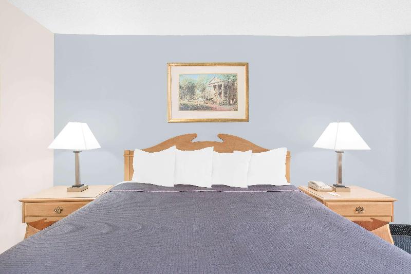 스탠다드 룸 킹사이즈 침대, Howard Johnson By Wyndham Staunton