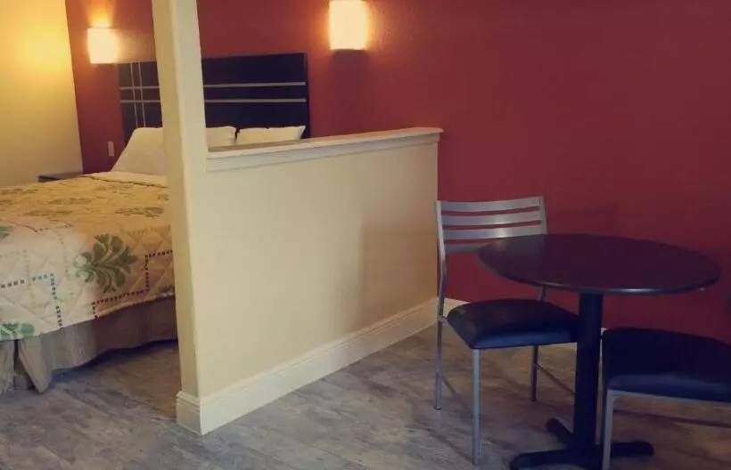 キングサイズベッドのスタンダードルーム, Oxford Inn And Suites Nasa