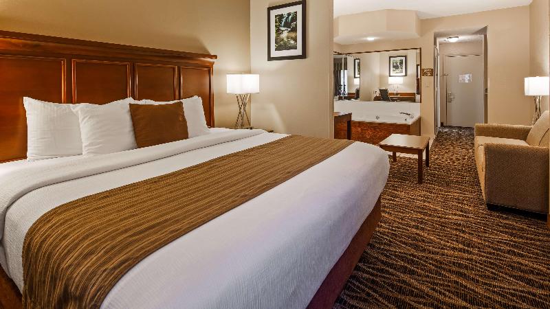 מיטת קינג בסוויטה, Best Western Plus Russellville Hotel & Suites